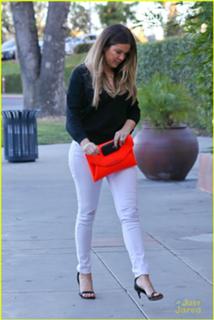 Khloé Kardashian feet photo thumbnail