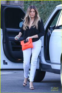 Khloé Kardashian feet photo thumbnail