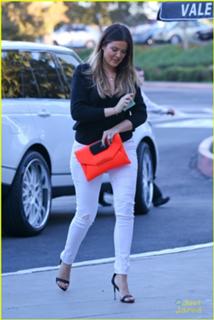 Khloé Kardashian feet photo thumbnail