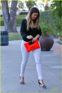Khloé Kardashian feet photo thumbnail