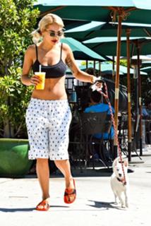 Rita Ora feet photo thumbnail