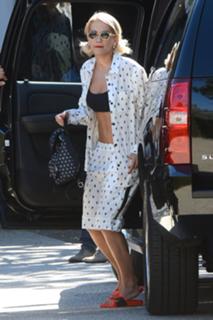 Rita Ora feet photo thumbnail