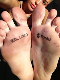 Miley Cyrus feet photo thumbnail