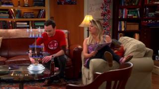 Kaley Cuoco feet photo thumbnail