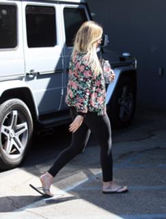 Hilary Duff feet photo thumbnail