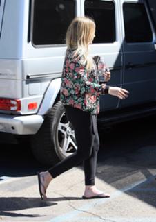 Hilary Duff feet photo thumbnail