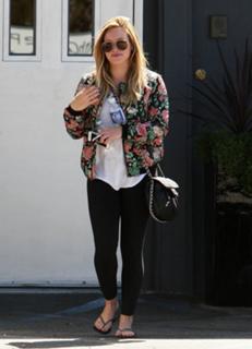 Hilary Duff feet photo thumbnail