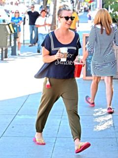 Kaley Cuoco feet photo thumbnail