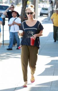Kaley Cuoco feet photo thumbnail