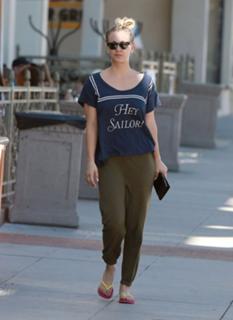 Kaley Cuoco feet photo thumbnail