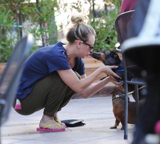 Kaley Cuoco feet photo thumbnail