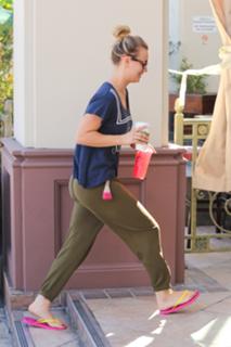 Kaley Cuoco feet photo thumbnail