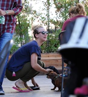 Kaley Cuoco feet photo thumbnail