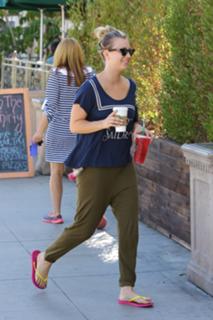 Kaley Cuoco feet photo thumbnail