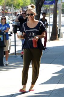 Kaley Cuoco feet photo thumbnail