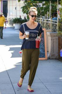Kaley Cuoco feet photo thumbnail