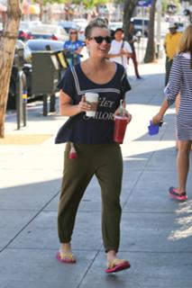 Kaley Cuoco feet photo thumbnail