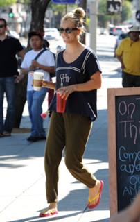 Kaley Cuoco feet photo thumbnail