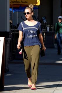 Kaley Cuoco feet photo thumbnail
