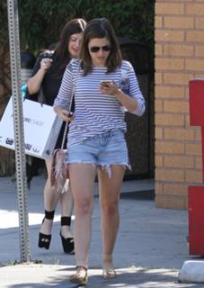 Sophia Bush feet photo thumbnail