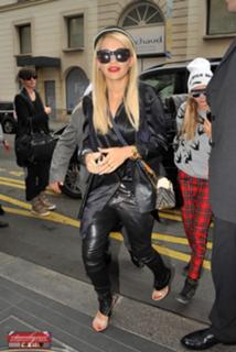 Rita Ora feet photo thumbnail