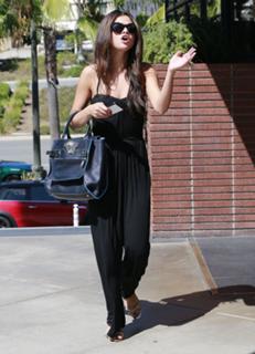 Selena Gomez feet photo thumbnail