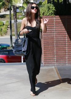 Selena Gomez feet photo thumbnail