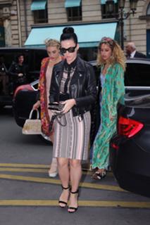 Katy Perry feet photo thumbnail
