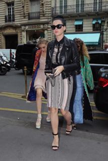 Katy Perry feet photo thumbnail