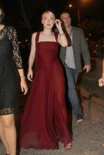 Dakota Fanning feet photo thumbnail