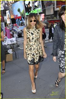 Zoë Kravitz feet photo thumbnail