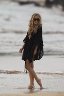 Carmen Electra feet photo thumbnail