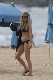 Carmen Electra feet photo thumbnail