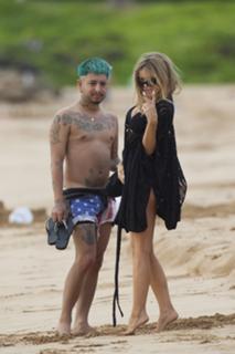 Carmen Electra feet photo thumbnail