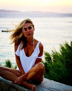 Kimberley Garner feet photo thumbnail