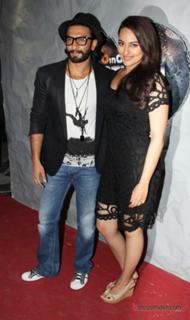 Sonakshi Sinha feet photo thumbnail