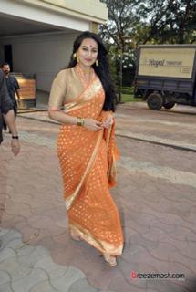 Sonakshi Sinha feet photo thumbnail