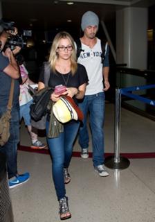 Kaley Cuoco feet photo thumbnail