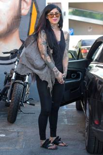 Katherine von Drachenberg feet photo thumbnail