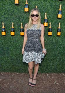Kaley Cuoco feet photo thumbnail