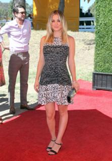 Kaley Cuoco feet photo thumbnail
