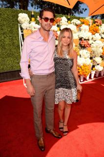 Kaley Cuoco feet photo thumbnail