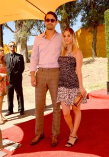 Kaley Cuoco feet photo thumbnail