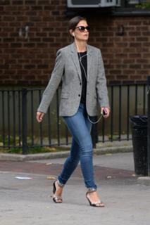 Katie Holmes feet photo thumbnail