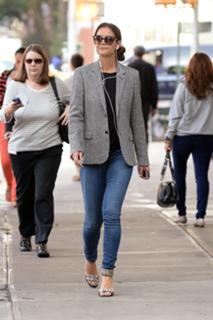 Katie Holmes feet photo thumbnail