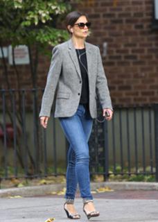 Katie Holmes feet photo thumbnail