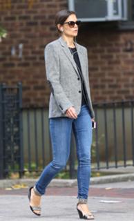 Katie Holmes feet photo thumbnail