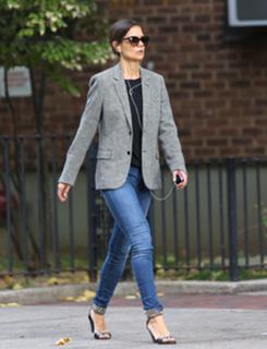 Katie Holmes feet photo thumbnail