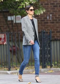 Katie Holmes feet photo thumbnail
