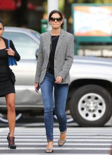 Katie Holmes feet photo thumbnail
